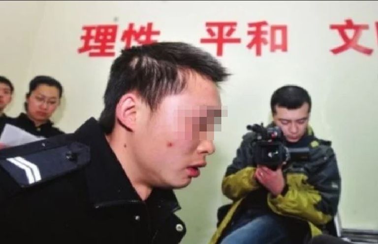 رجل ينتحل شخصية ضابط شرطة ١٢ عاما