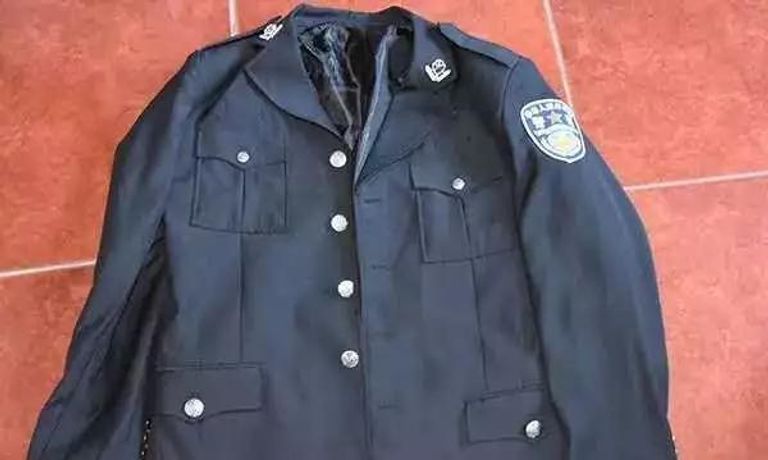 رجل ينتحل شخصية ضابط شرطة ١٢ عاما