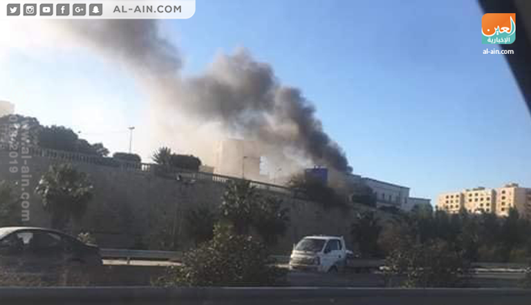 أعمدة الدخان تتصاعد من مقر وزارة الخارجية الليبية