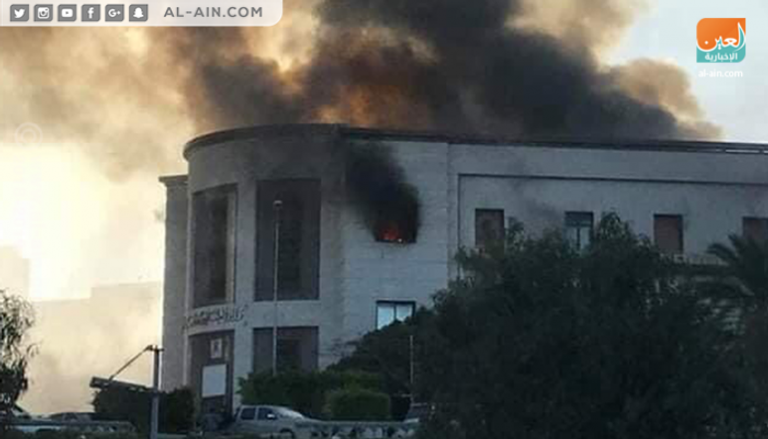 أعمدة الدخان تتصاعد من مقر وزارة الخارجية الليبية