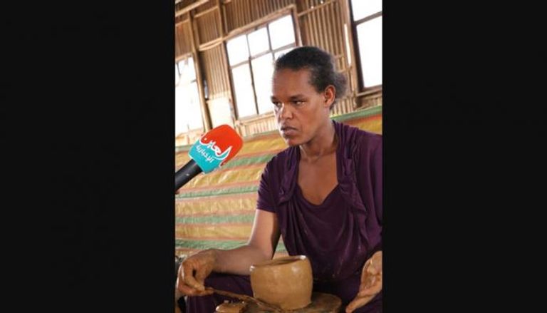 سيدة إثيوبية تصنع الأواني الفخارية