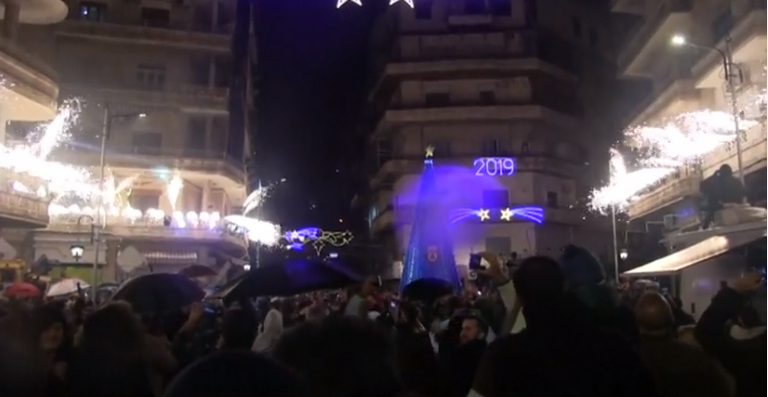 ألعاب نارية وأشجار مضيئة في احتفال حلب بعيد الميلاد