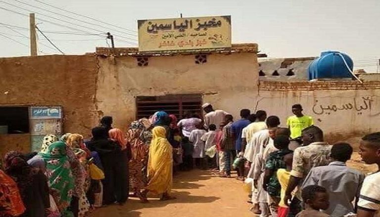 سودانيون يصطفون للحصول على الخبز