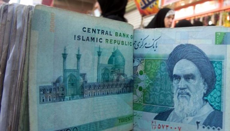 الريال الإيراني يدفع ثمن تخبط سياسات حكومة روحاني 