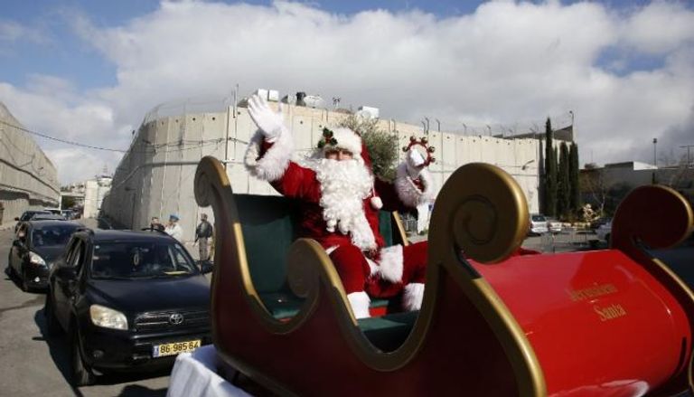  سانتا كلوز يوزع الهدايا تحت حراسة الجيش الأمريكي