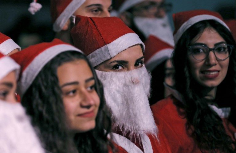  سانتا كلوز يوزع الهدايا تحت حراسة الجيش الأمريكي