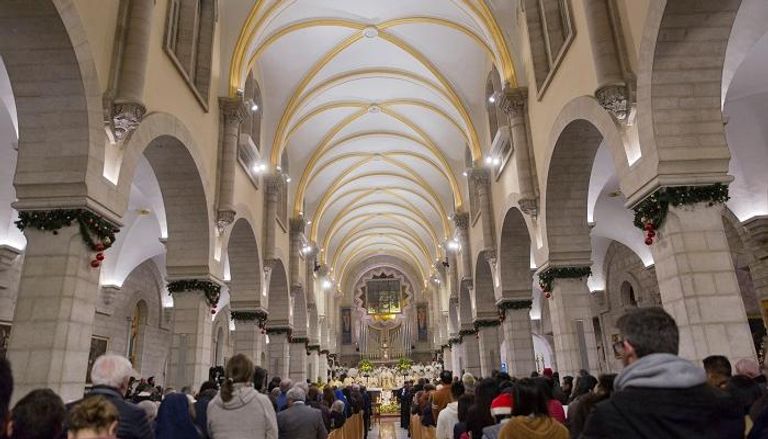 العشرات يشاركون في القداس الصباحي لعيد الميلاد في كنيسة المهد