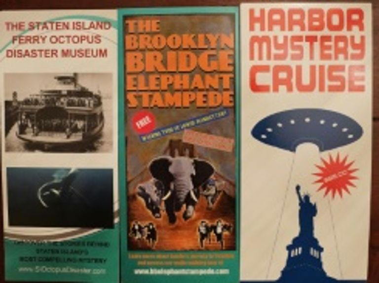 الفنان الأمريكي جو ريجينيلا بجوار أحد أعماله الفنية