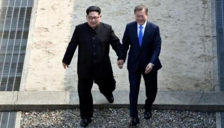 زعيما كوريا الشمالية والجنوبية أثناء لقائهما التاريخي على الحدود