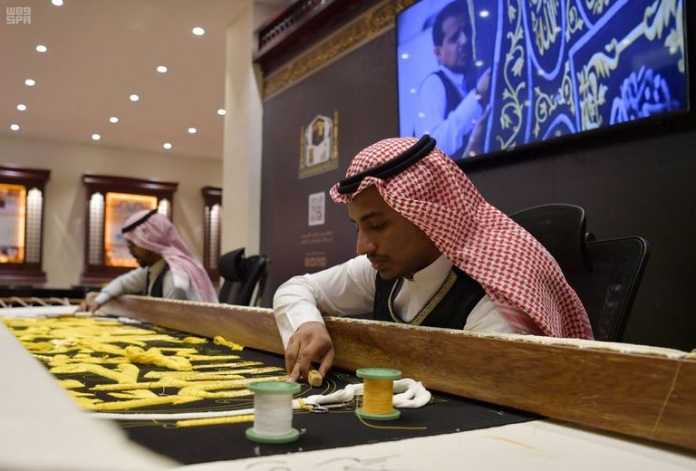 عروض حية لحياكة كسوة الكعبة المشرفة في الجنادرية