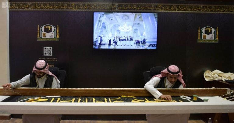 عروض حية لحياكة كسوة الكعبة المشرفة في الجنادرية