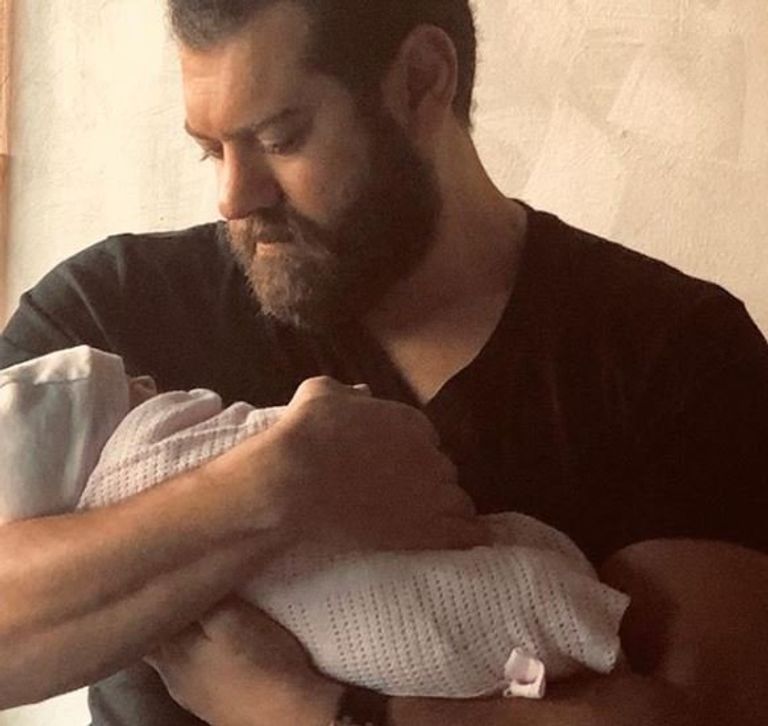 عمرو يوسف بلقيس تحمل مولودها الجديد - صورة أرشيفية