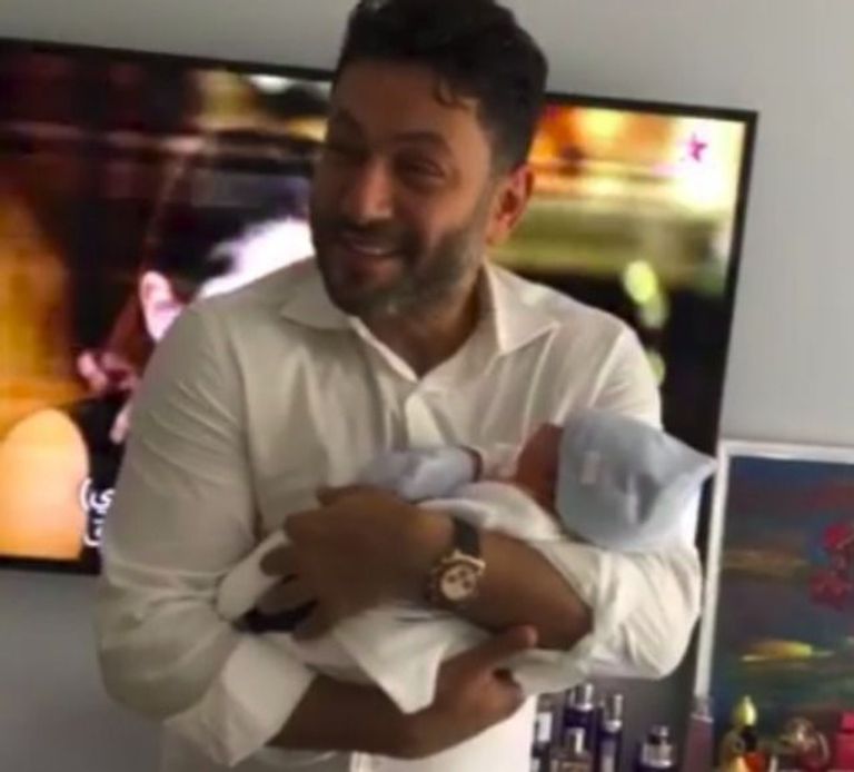 زياد برجي بلقيس تحمل مولودها الجديد - صورة أرشيفية