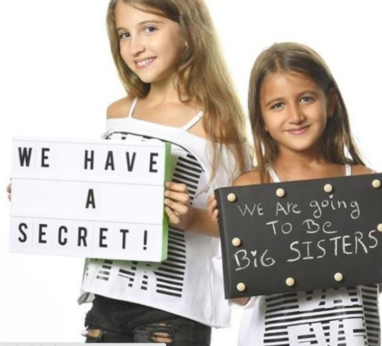 ابنتا نانسي بلقيس تحمل مولودها الجديد - صورة أرشيفية