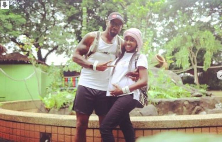 داليا مبارك مع زوجها بلقيس تحمل مولودها الجديد - صورة أرشيفية