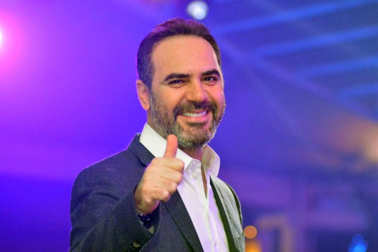 عمرو دياب خلال حفل الكريماس بالقاهرة