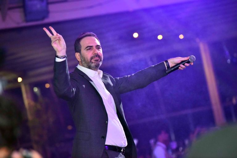 عمرو دياب خلال حفل الكريماس بالقاهرة