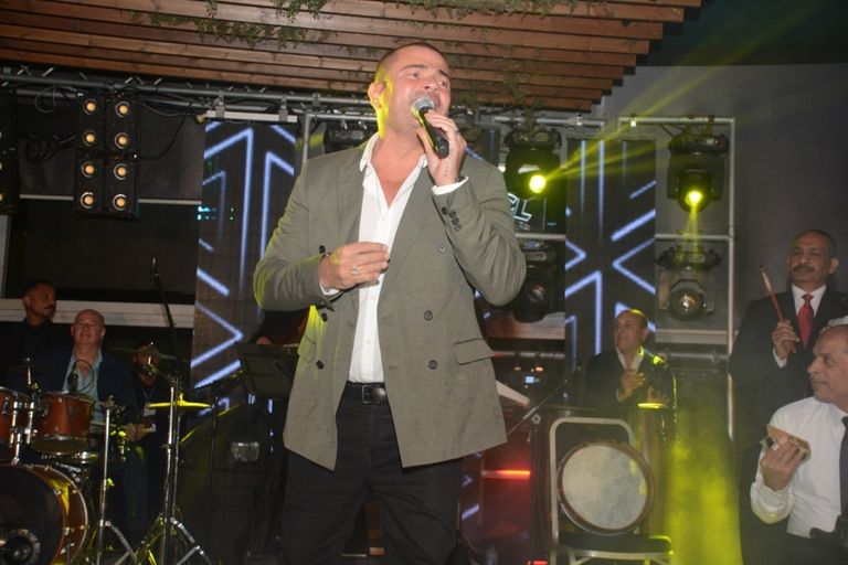 عمرو دياب خلال حفل الكريماس بالقاهرة