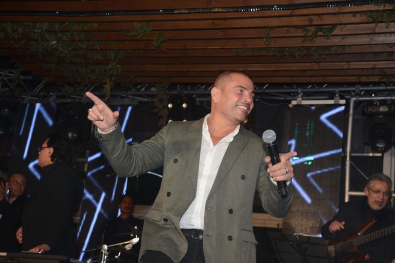 عمرو دياب خلال حفل الكريماس بالقاهرة