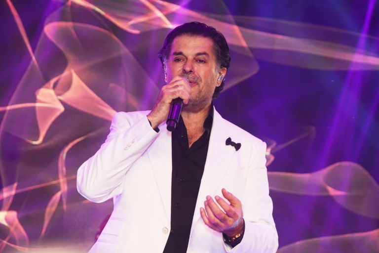 عمرو دياب خلال حفل الكريماس بالقاهرة