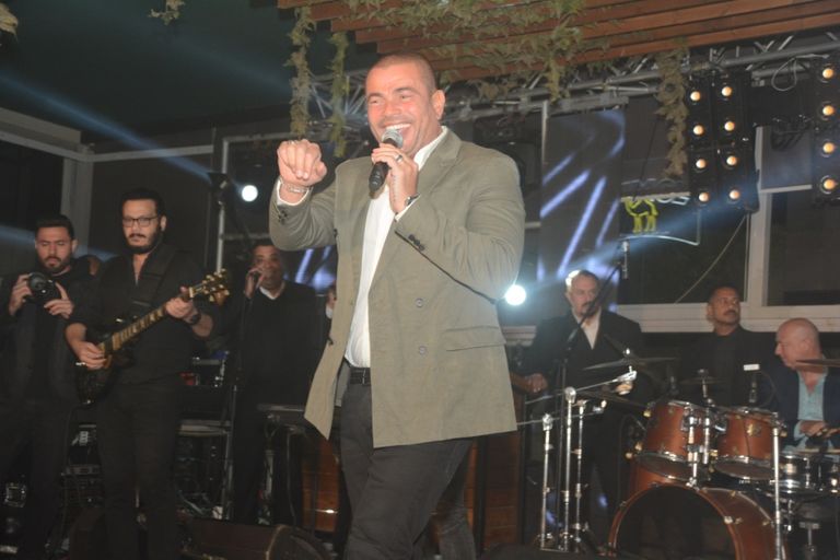 عمرو دياب خلال حفل الكريماس بالقاهرة