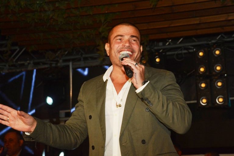 عمرو دياب خلال حفل الكريماس بالقاهرة