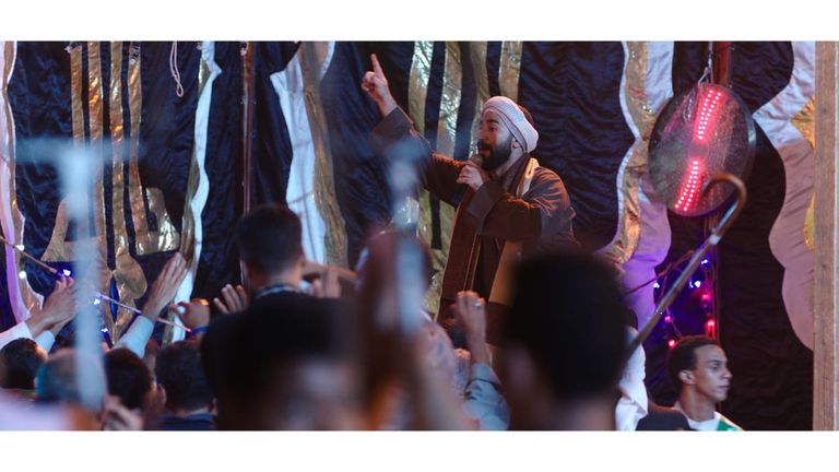 مشهد من نسختين مختلفتين للفيلم المصري "خطيب مراتي"