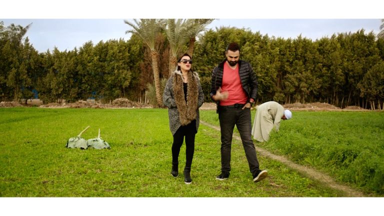 مشهد من نسختين مختلفتين للفيلم المصري "خطيب مراتي"