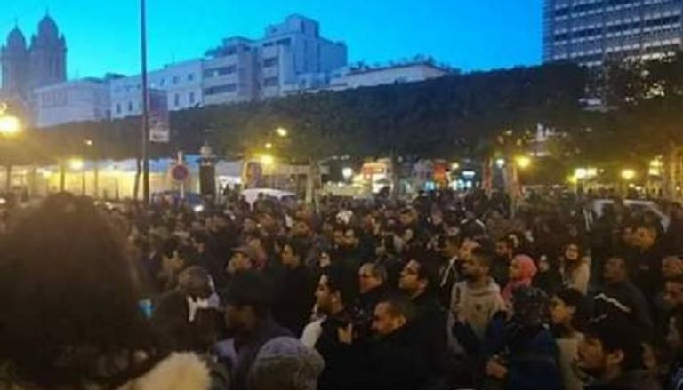 جانب من الاحتجاجات الليلية في تونس