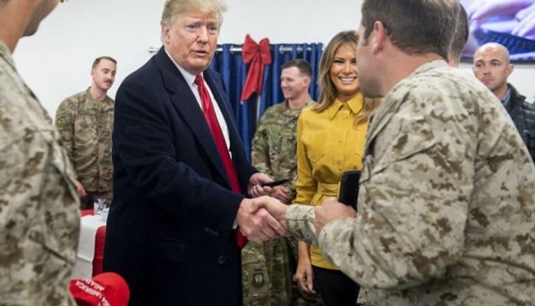 ترامب يصافح أحد الجنود الأمريكيين بالعراق - الفرنسية
