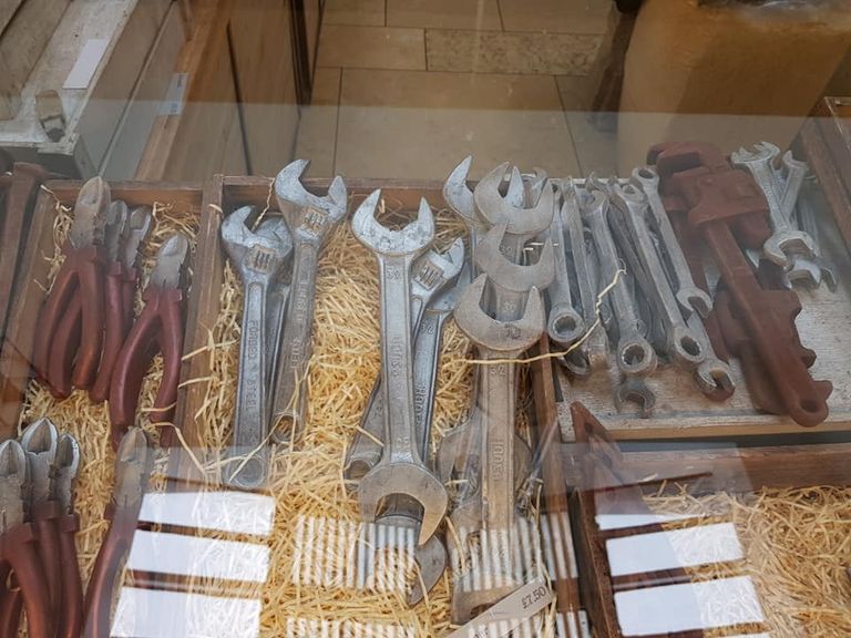 محل بيع الشوكولاطة الغريبة في كارديف شوكولاتة على هيئة