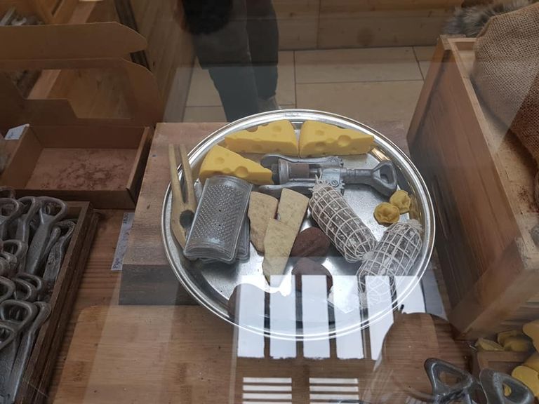 محل بيع الشوكولاطة الغريبة في كارديف شوكولاتة على هيئة