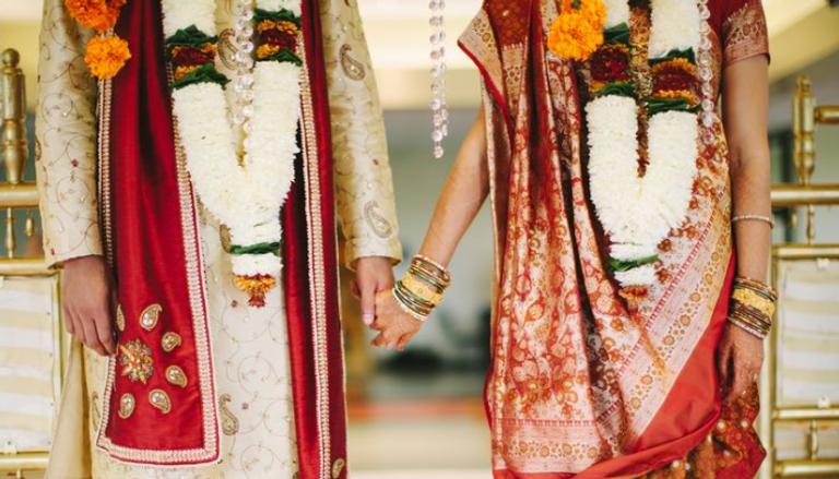 تاجر ألماس هندي يتكفل بتزويج 261 عروساً