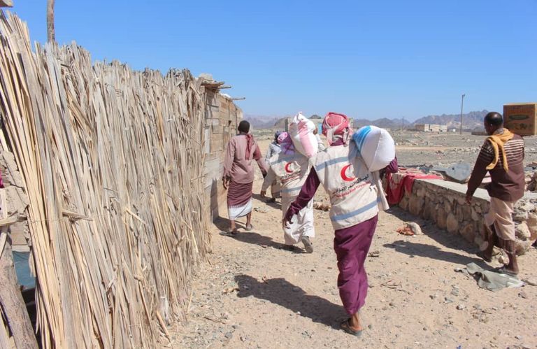 الهلال الأحمر الإماراتي يواصل إغاثة أهالي ساحل حضرموت