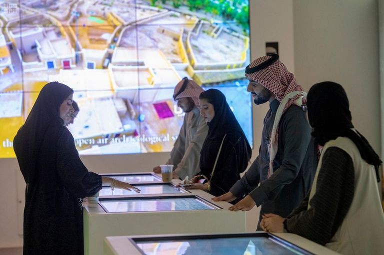 التعريف ببرنامج خادم الحرمين للعناية بالتراث الحضاري لزوار الجنادرية