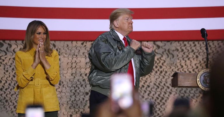 ميلانيا ترامب مع الرئيس الأمريكي وجنود الجيش في العراق