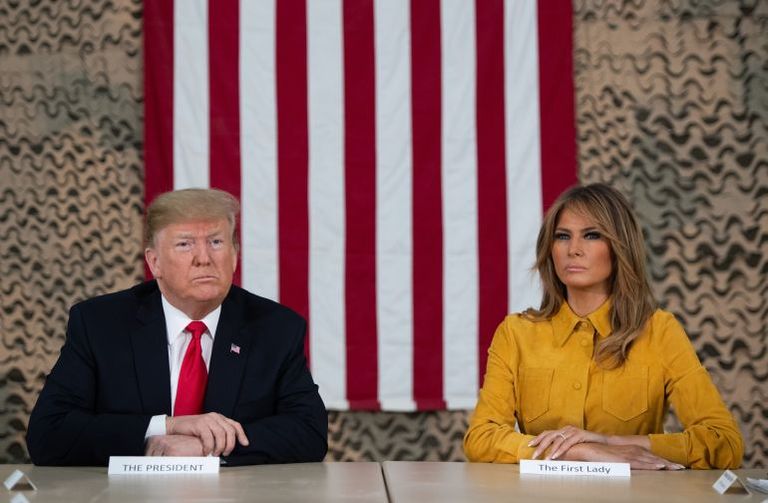 ميلانيا ترامب مع الرئيس الأمريكي وجنود الجيش في العراق