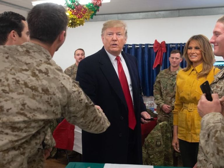 ميلانيا ترامب مع الرئيس الأمريكي وجنود الجيش في العراق