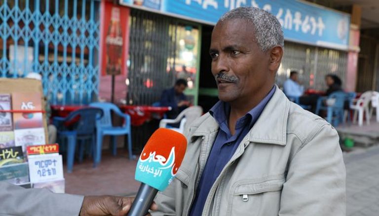 بائع كتب يتحدث أمام أحد المقاهي في أديس أبابا