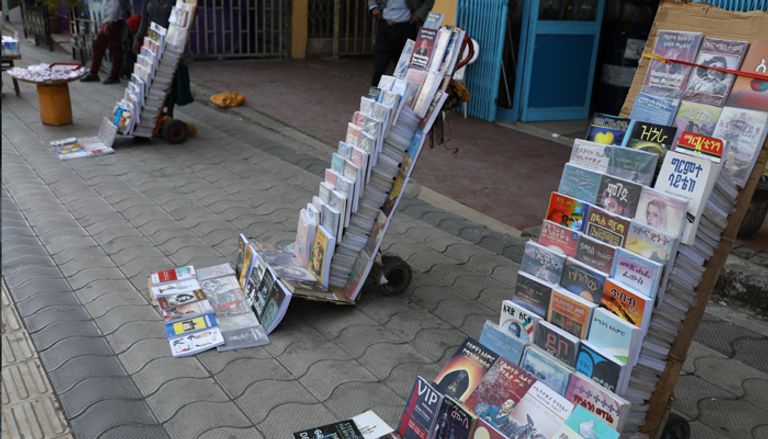 بائع كتب يتحدث أمام أحد المقاهي في أديس أبابا