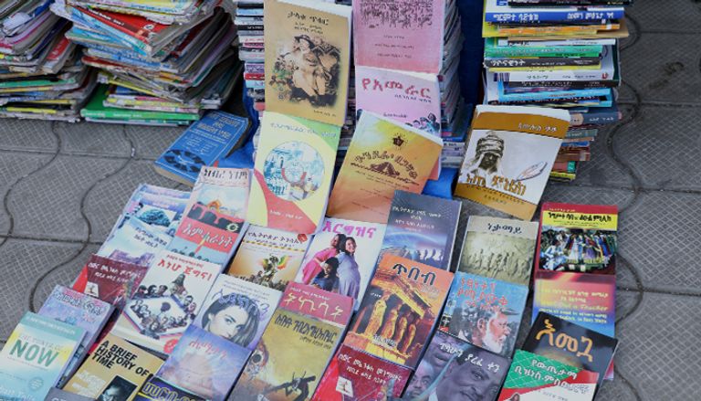 بائع كتب يتحدث أمام أحد المقاهي في أديس أبابا