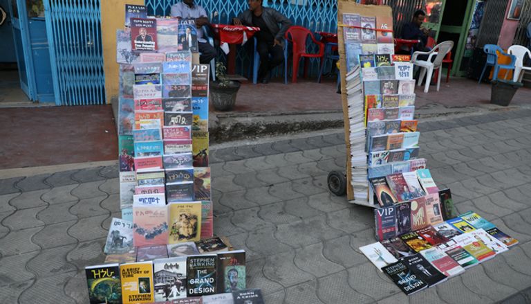 بائع كتب يتحدث أمام أحد المقاهي في أديس أبابا