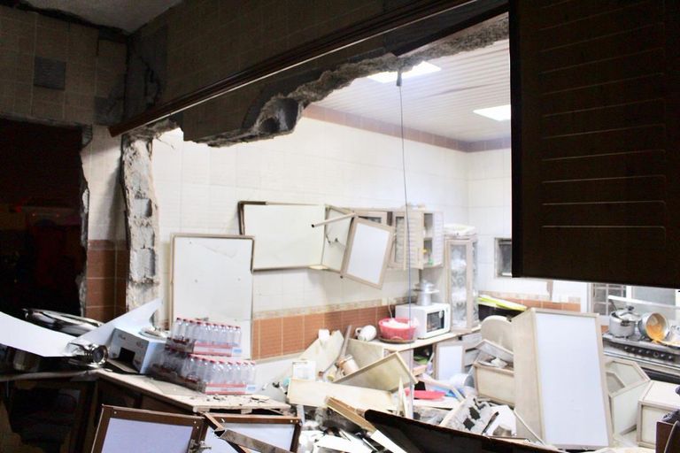 آثار الانفجار بعد تسرب الغاز بفيلا في سكاكا السعودية