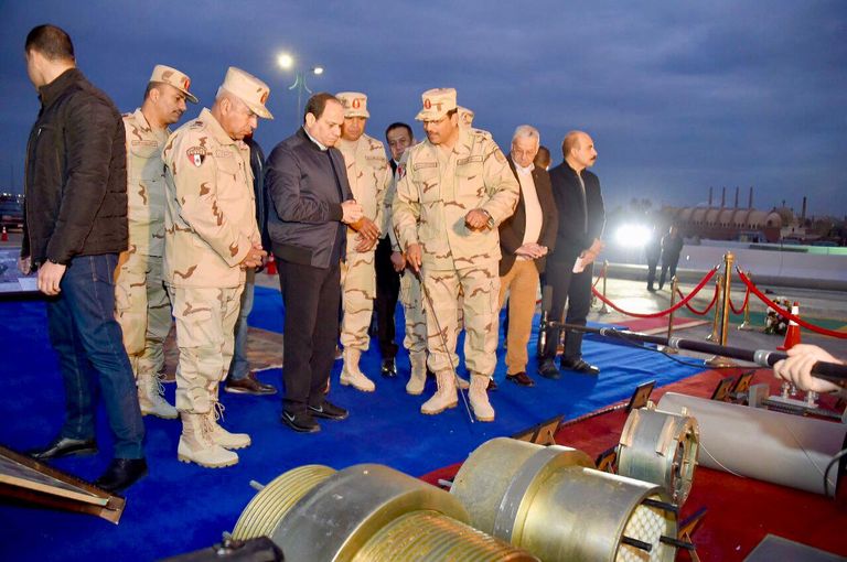 الرئيس المصري خلال تفقده عددا من المشروعات القومية