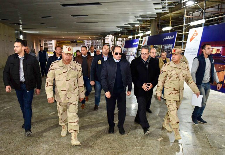 الرئيس المصري خلال تفقده عددا من المشروعات القومية