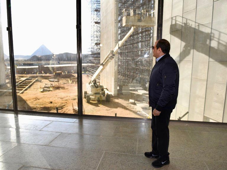 الرئيس المصري خلال تفقده عددا من المشروعات القومية