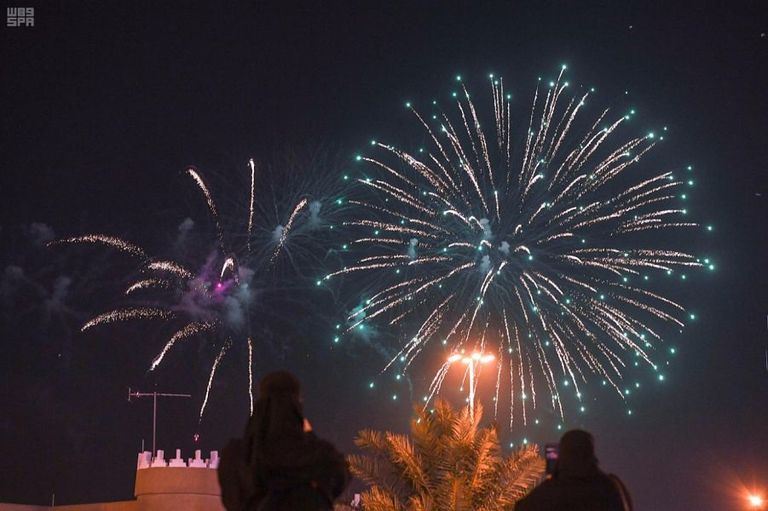 ألعاب نارية تضيء سماء الجنادرية