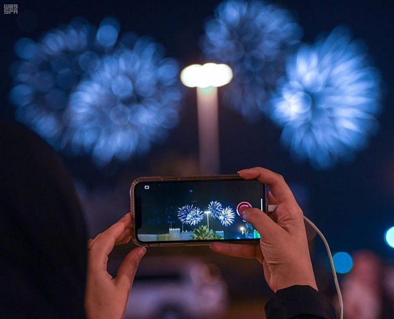 ألعاب نارية تضيء سماء الجنادرية