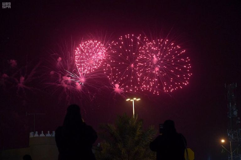 ألعاب نارية تضيء سماء الجنادرية