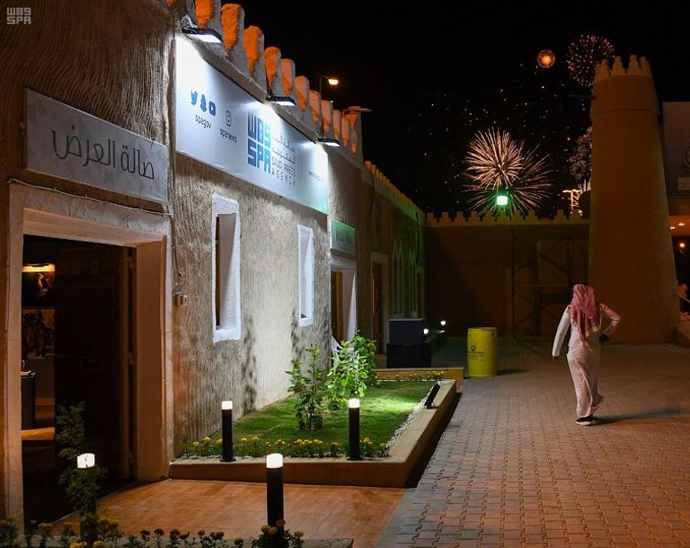 ألعاب نارية تضيء سماء الجنادرية